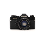 Câmara SLR a filme Mamiya NC1000s + Mamiya-Sekor CS 50mm F1.7 — vista frontal, disponível na LX-FILM