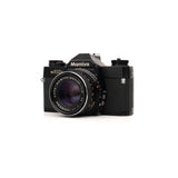 Câmara SLR a filme Mamiya NC1000s + Mamiya-Sekor CS 50mm F1.7 — vista de detalhe, disponível na LX-FILM