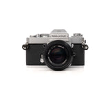 Nikkormat EL + Nikkor 50mm F1.4 câmara slr — vista frontal, disponível na LX-FILM