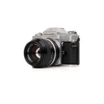 Nikkormat EL + Nikkor 50mm F1.4 câmara slr — vista detalhada, disponível na LX-FILM