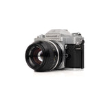 Nikkormat EL + Nikkor 50mm F1.4 câmara slr — vista detalhada, disponível na LX-FILM