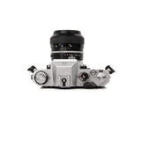 Nikkormat EL + Nikkor 50mm F1.4 câmara slr — vista superior, disponível na LX-FILM