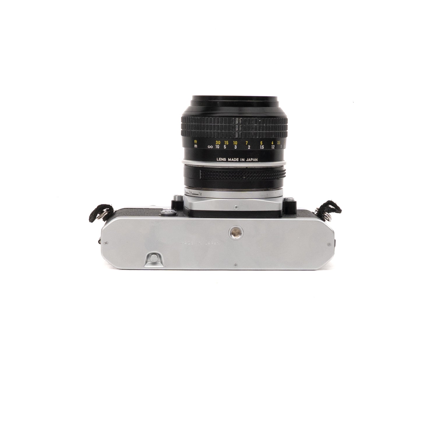 Nikkormat EL + Nikkor 50mm F1.4 câmara slr — vista angular, disponível na LX-FILM