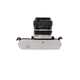 Nikkormat EL + Nikkor 50mm F1.4 câmara slr — vista angular, disponível na LX-FILM