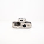 Câmara Range Finder Konica C35 — vista angular, disponível na LX-FILM