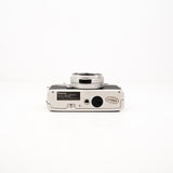 Câmara Range Finder Konica C35 — vista angular, disponível na LX-FILM