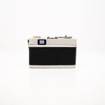 Câmara Range Finder Konica C35 — vista lateral, disponível na LX-FILM