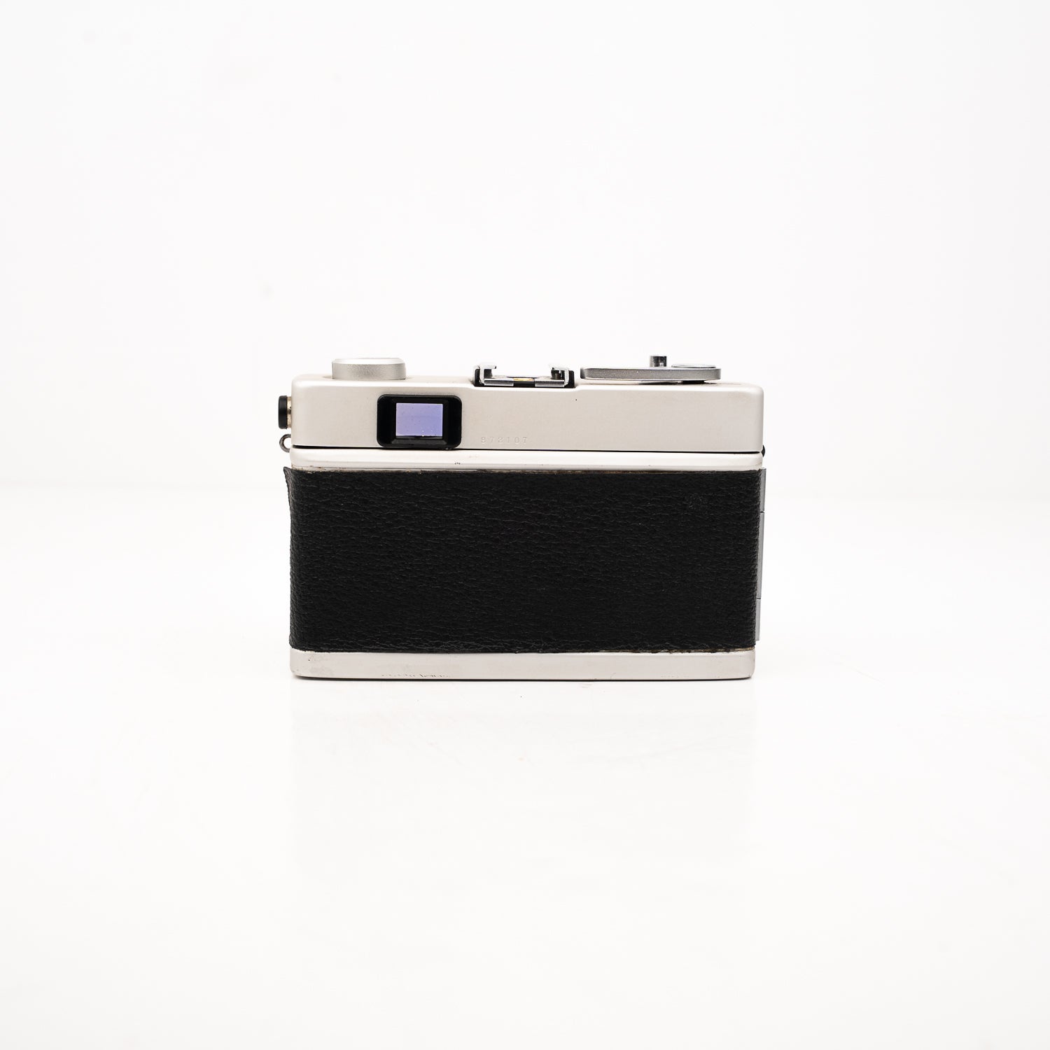 Câmara Range Finder Konica C35 — vista lateral, disponível na LX-FILM