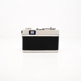 Câmara Range Finder Konica C35 — vista lateral, disponível na LX-FILM
