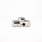 Cámara range finder Konica C35 — vista detalle, disponible en LX-FILM