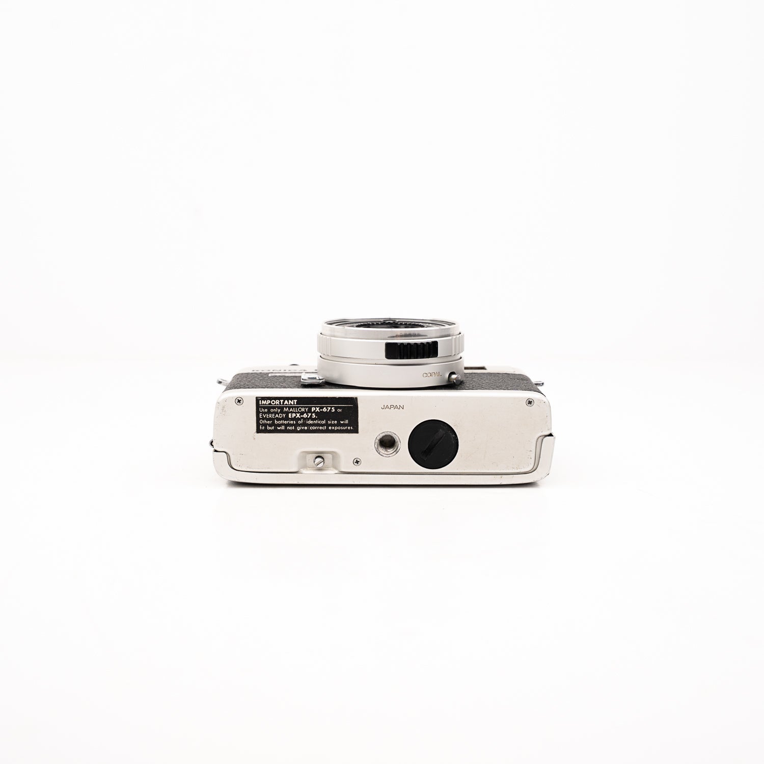 Cámara range finder Konica C35 — vista detalle, disponible en LX-FILM