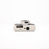 Cámara range finder Konica C35 — vista detalle, disponible en LX-FILM
