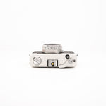 Cámara Range Finder Konica C35 — vista lateral, disponible en LX-FILM