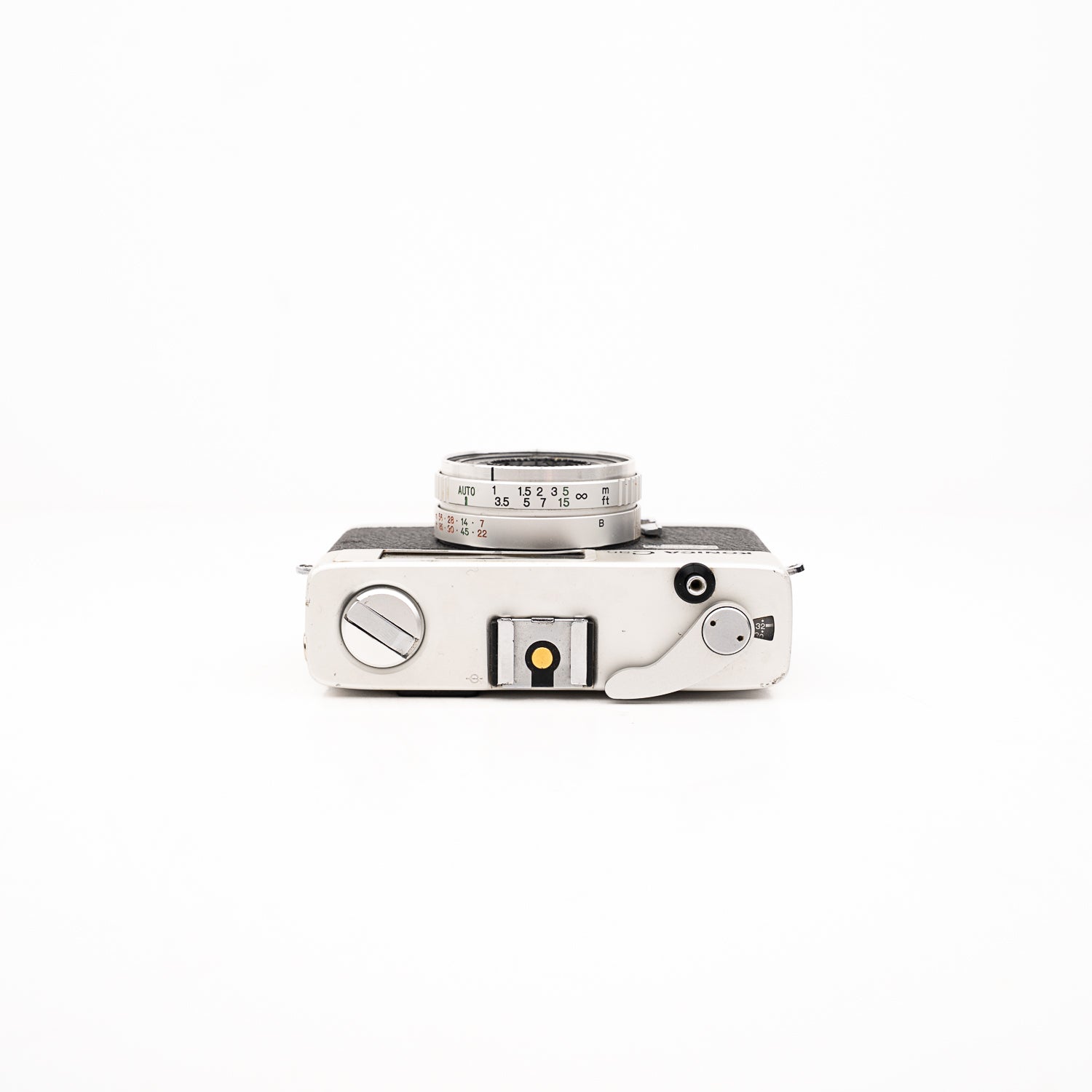 Cámara Range Finder Konica C35 — vista lateral, disponible en LX-FILM
