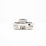Cámara Range Finder Konica C35 — vista lateral, disponible en LX-FILM