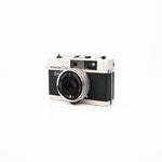 Cámara Range Finder Konica C35 — vista angular, disponible en LX-FILM