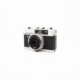 Cámara Range Finder Konica C35 — vista angular, disponible en LX-FILM