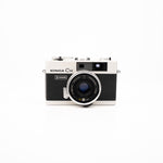 Cámara range finder Konica C35 — vista frontal, disponible en LX-FILM