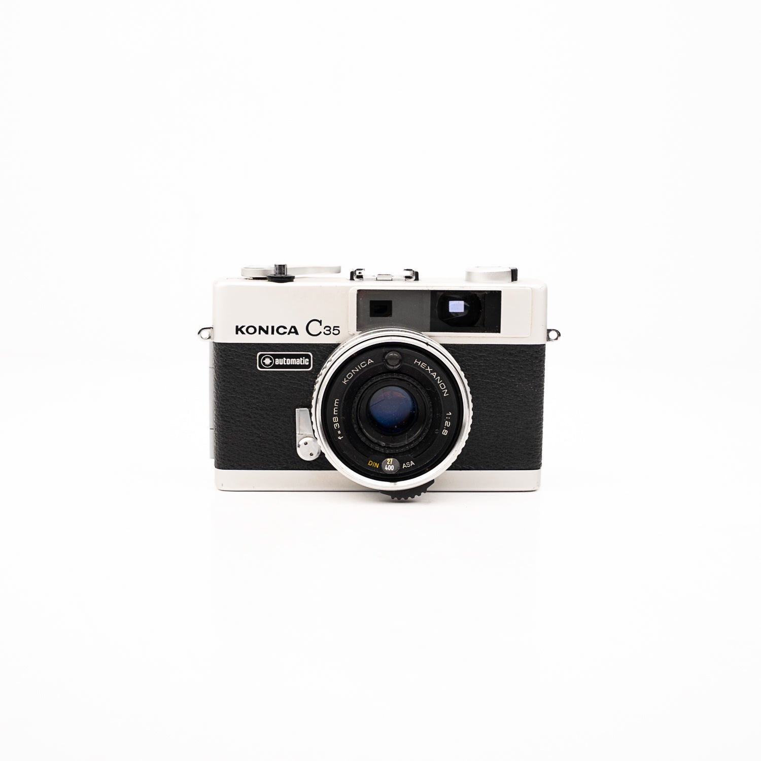 Cámara range finder Konica C35 — vista frontal, disponible en LX-FILM