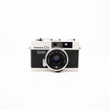 Cámara range finder Konica C35 — vista frontal, disponible en LX-FILM